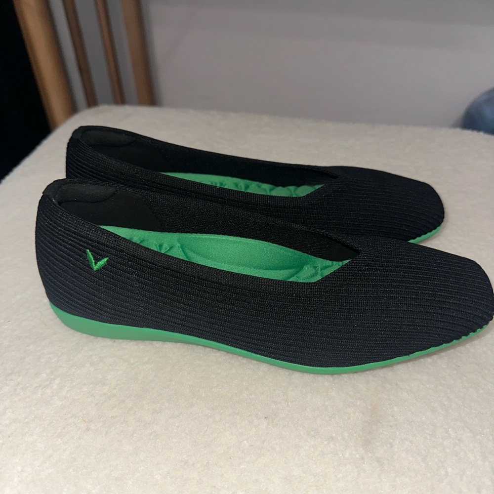 Stylish Black and Green Women's Flats
